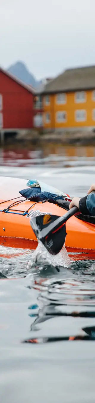 Auf dem Rückweg paddeln wir durch den Hafen von Svolvær